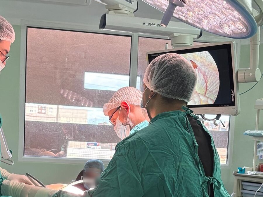 Dr. Aedo en pabellón quirúrgico